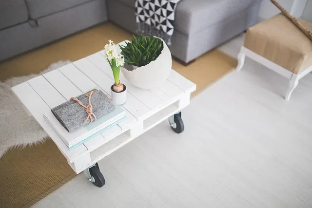 Drewniany stolik kawowy w jasnym, minimalistycznym salonie w stylu skandynawskim