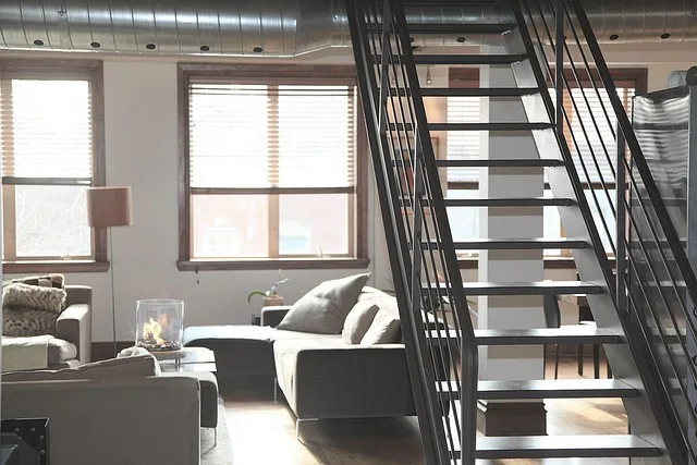 Szafka RTV z drewna i metalu w stylu loft — jak wybrać, żeby pasowała do salonu