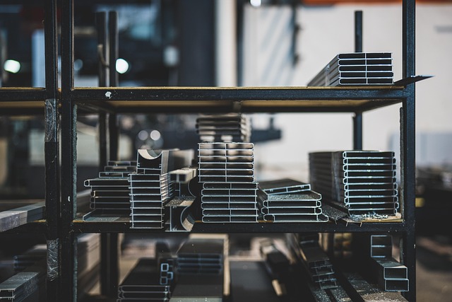 Metalowe rury i łączniki w stylu industrialnym